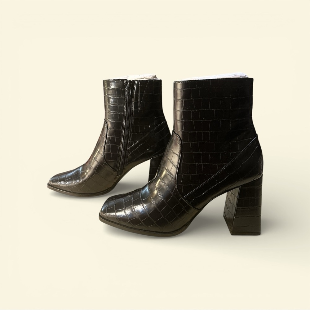 Lisa Vicky Craze-V Black Croc Embossed Ankle Boots Size 9 New in Box - Picture 2 of 7